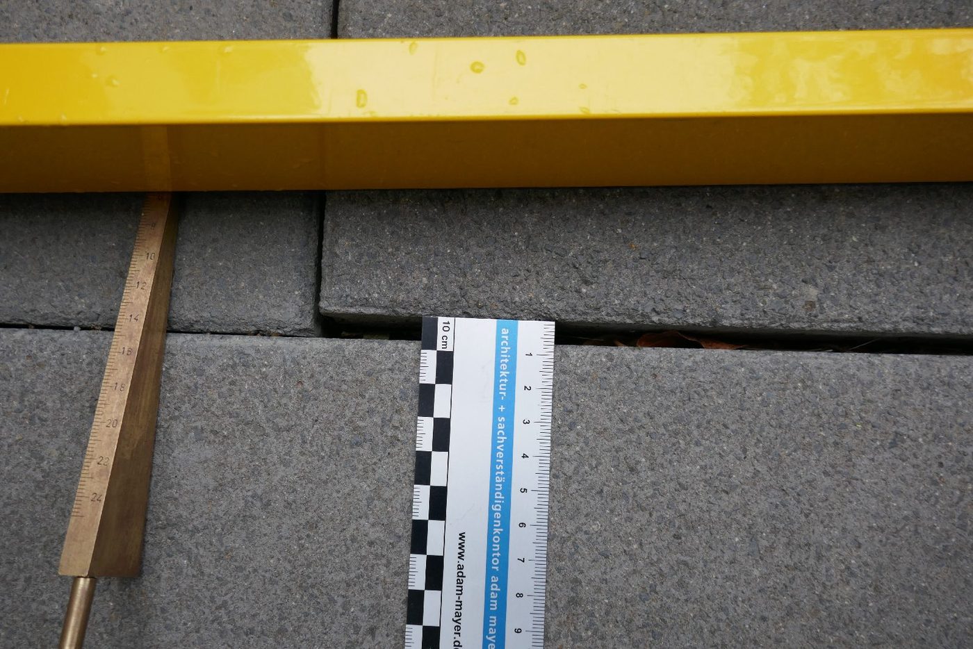 Messlatte und Keil auf Dachplatten zur Ebenheitsprüfung